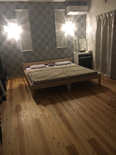 寝室の杉の床